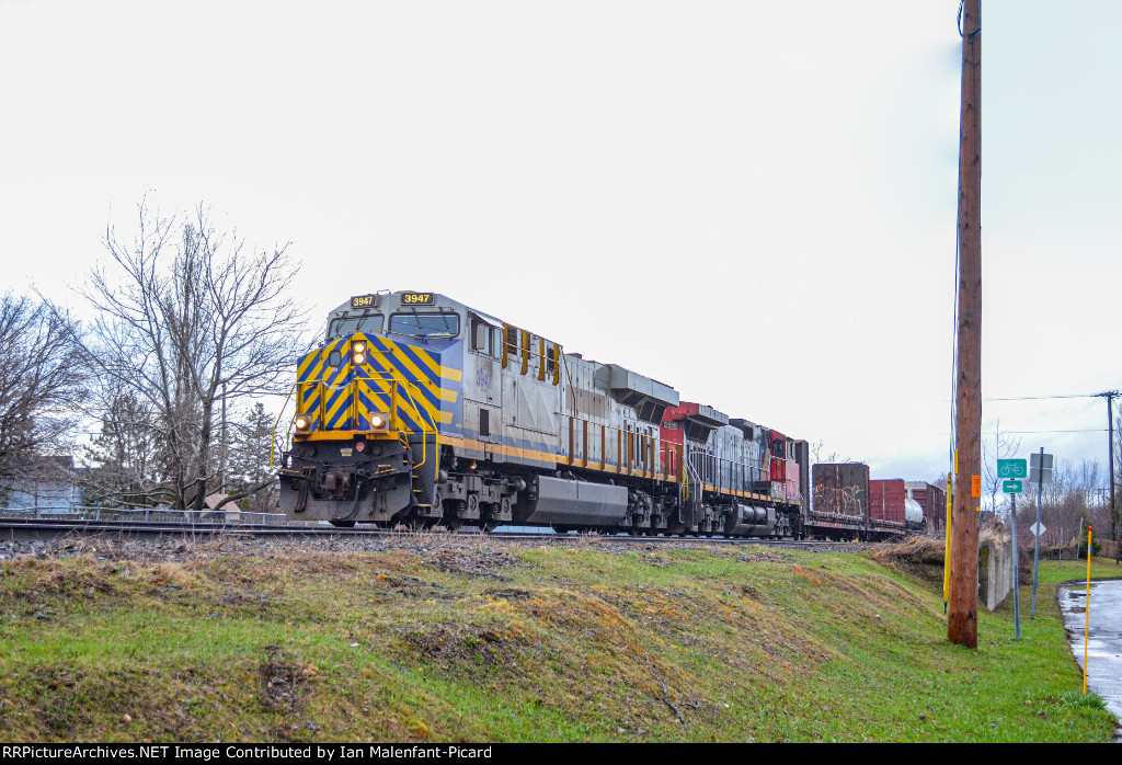 CN 402 arriving at Mont-Joli